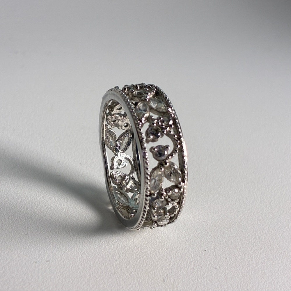 Elegant Sterling Silver Floral Ring - Picture 2 of 4